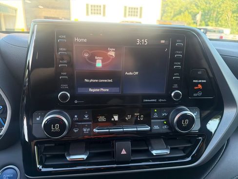 Used 2021 Toyota Highlander XLE AWD/4WD image 26