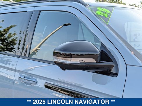 Used 2025 Lincoln Navigator Reserve w/ Jet Appearance Package AWD/4WD image 11