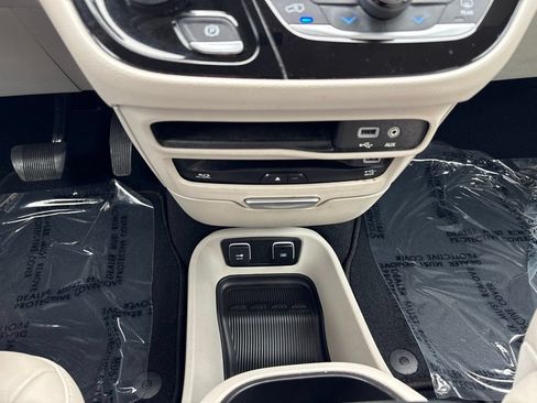 Used 2017 Chrysler Pacifica Touring-L Plus w/ Tire & Wheel Group FWD image 28