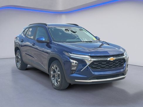 Used 2024 Chevrolet Trax LT w/ Sunroof Package FWD image 10