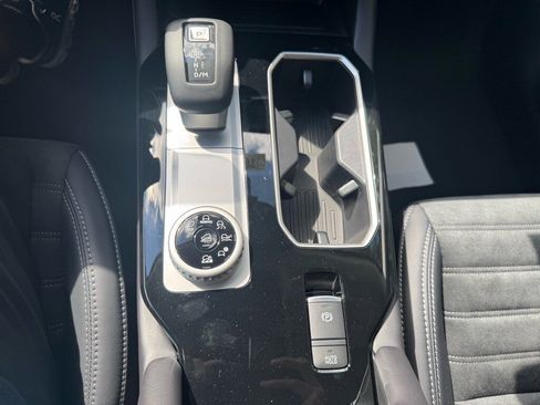 New 2025 Mitsubishi Outlander SE image 32