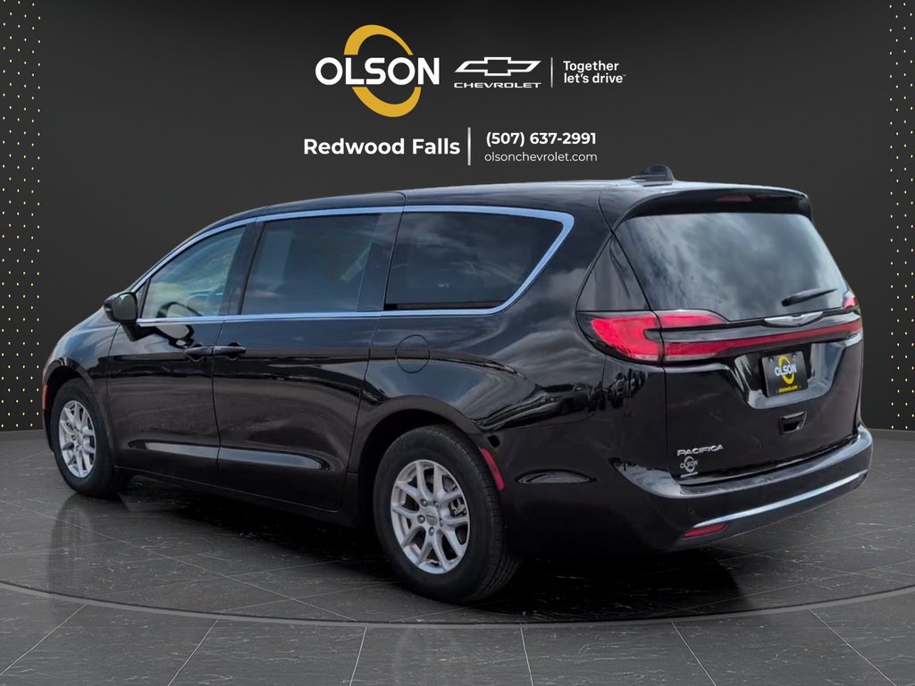 Used 2024 Chrysler Pacifica Touring-L FWD image 3