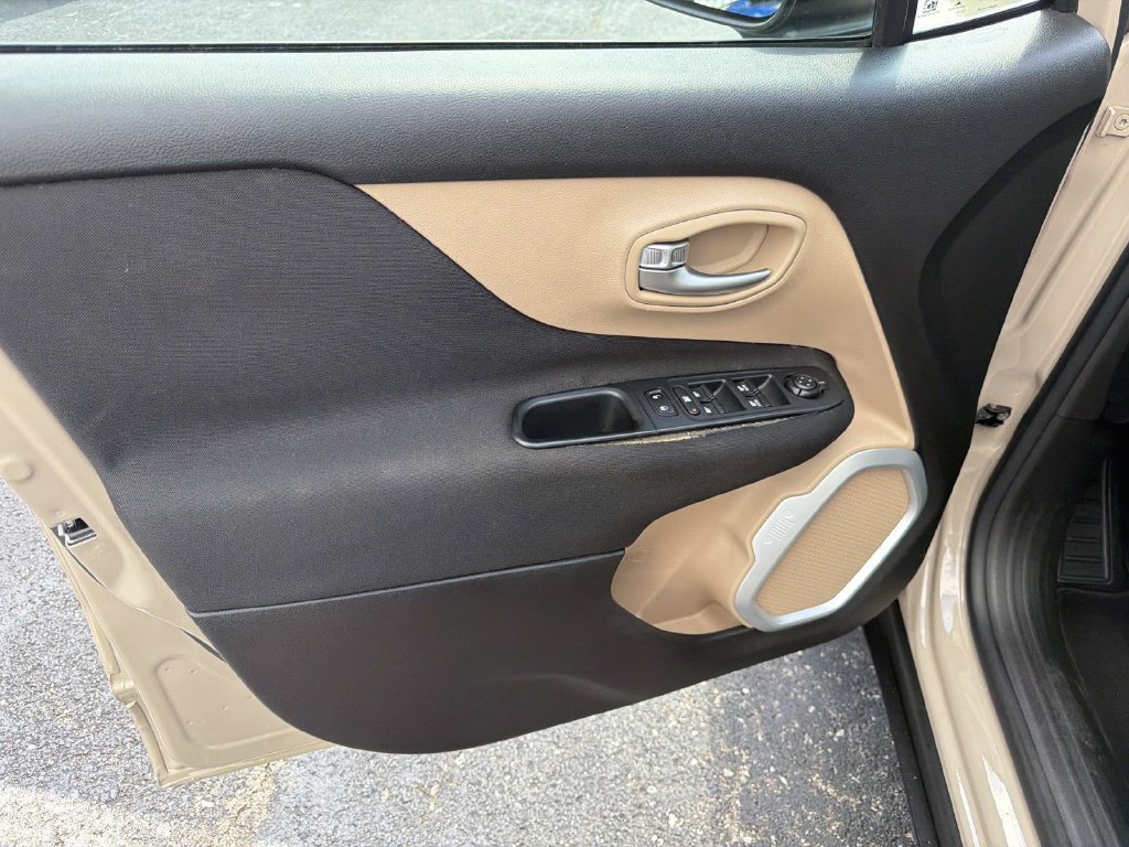 Used 2016 Jeep Renegade Latitude FWD image 17