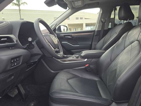Used 2023 Toyota Highlander Platinum image 23