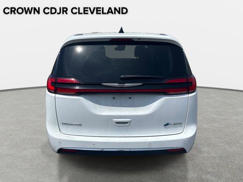 Used 2024 Chrysler Pacifica Select image 4