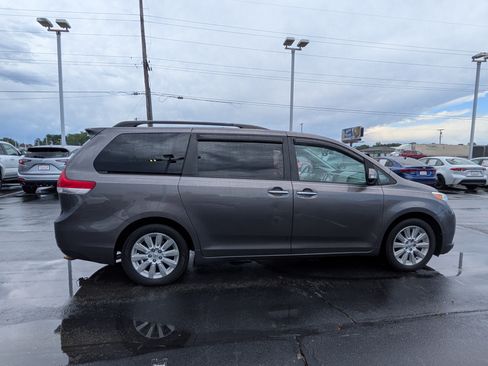 Used 2013 Toyota Sienna Limited w/ Premium Pkg AWD/4WD image 9