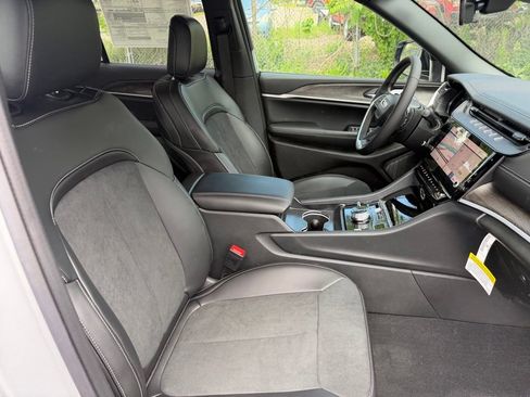 New 2026 Jeep Grand Cherokee Altitude AWD/4WD image 23
