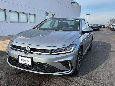 Used 2025 Volkswagen Jetta SE image 2