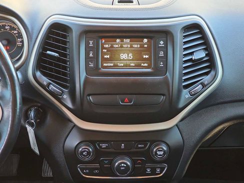 Used 2018 Jeep Cherokee Latitude w/ Cold Weather Group image 20