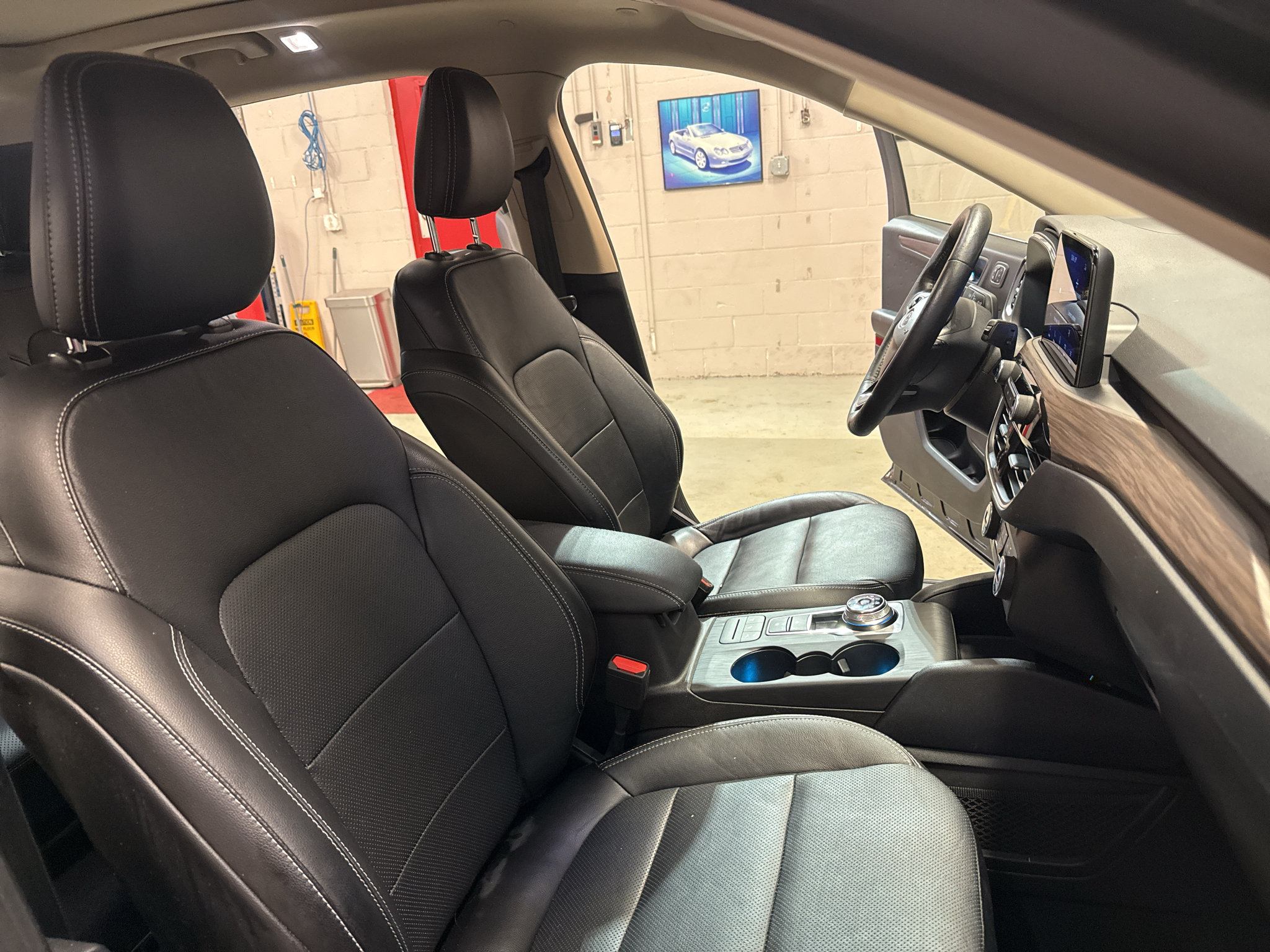 Used 2020 Ford Escape Titanium AWD/4WD image 25