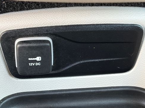Used 2024 Chrysler Pacifica Touring-L FWD image 31