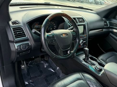 Used 2017 Ford Explorer Platinum image 11