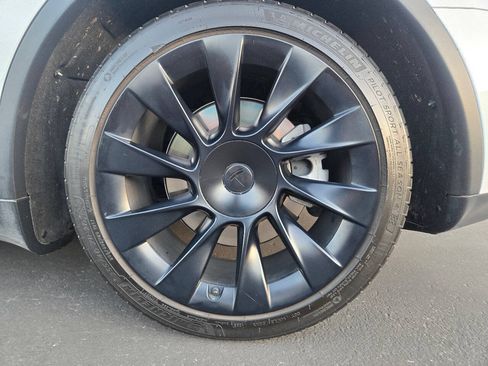 Used 2024 Tesla Model Y Long Range AWD/4WD image 14