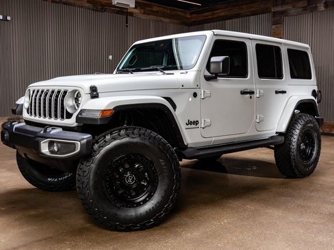 Used 2025 Jeep Wrangler Unlimited Sahara AWD/4WD image 3