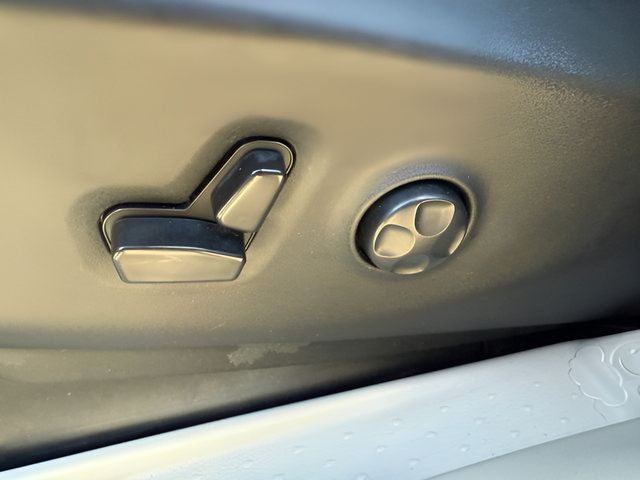 Used 2024 Chrysler Pacifica Touring-L FWD image 22
