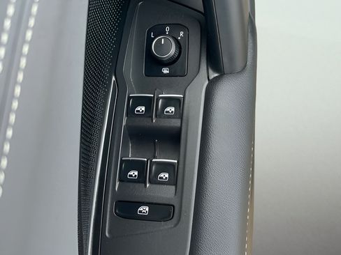 Used 2026 Volkswagen Tiguan SE FWD image 16