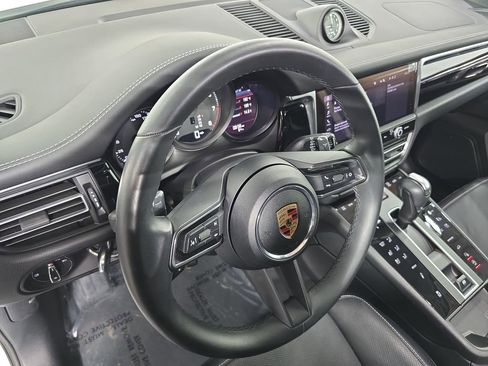 Certified 2025 Porsche Macan AWD/4WD image 4
