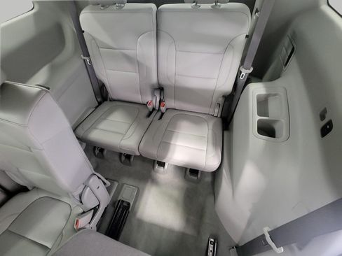 Used 2023 GMC Acadia SLT AWD/4WD image 26