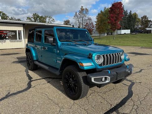Used 2024 Jeep Wrangler Unlimited Sahara AWD/4WD image 3