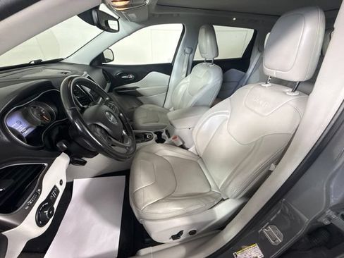 Used 2019 Jeep Cherokee Limited w/ Luxury Group AWD/4WD image 15