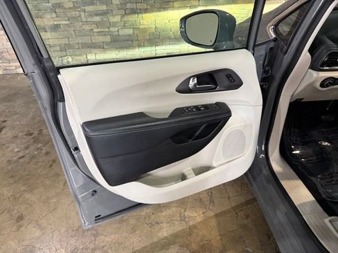 Used 2022 Chrysler Pacifica Touring-L AWD/4WD image 11