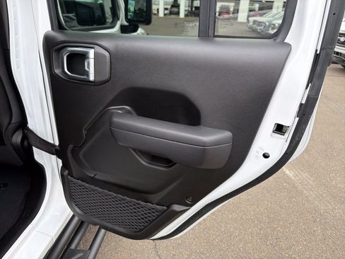 Used 2024 Jeep Gladiator Rubicon w/ Convenience Group AWD/4WD image 16