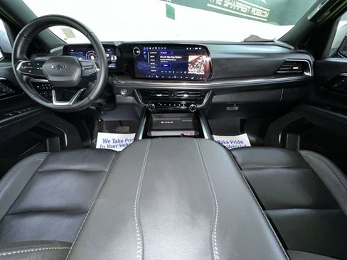 Used 2025 Chevrolet Suburban Z71 AWD/4WD image 17