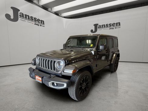Used 2025 Jeep Wrangler Unlimited Sahara w/ Safety Group AWD/4WD image 8