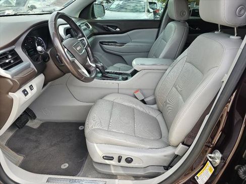 Used 2017 GMC Acadia SLT image 2