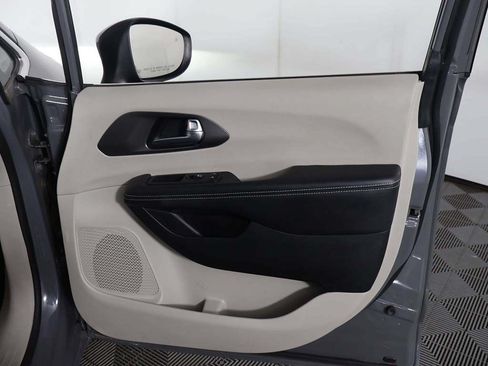 Used 2023 Chrysler Pacifica Touring-L FWD image 22