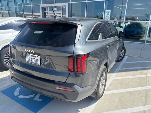 Used 2023 Kia Sorento LX FWD image 3