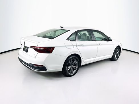 Used 2024 Volkswagen Jetta SE image 9