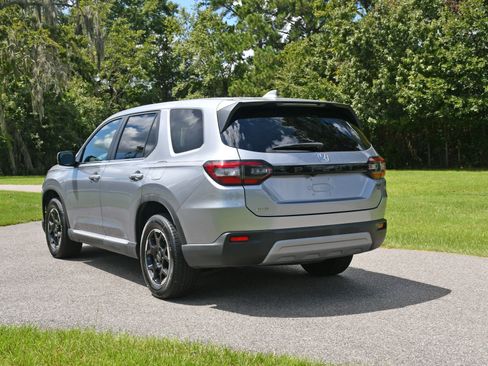 Used 2025 Honda Pilot EX-L image 3