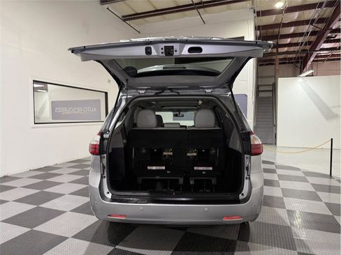 Used 2017 Toyota Sienna Limited Premium image 25