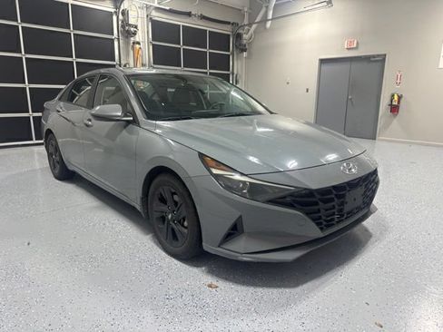 Used 2022 Hyundai Elantra SEL w/ Cargo Package FWD image 3