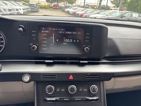 Used 2023 Kia Carnival LX image 14