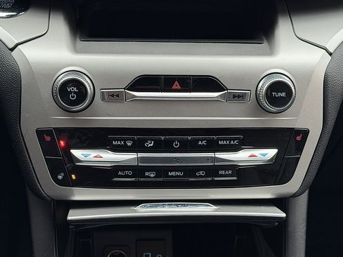 Used 2022 Ford Explorer XLT w/ Equipment Group 202A image 14