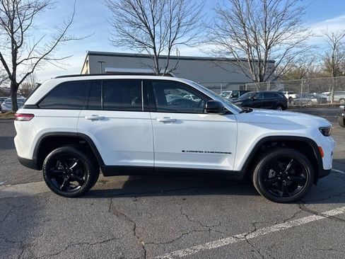 Used 2022 Jeep Grand Cherokee Altitude image 17
