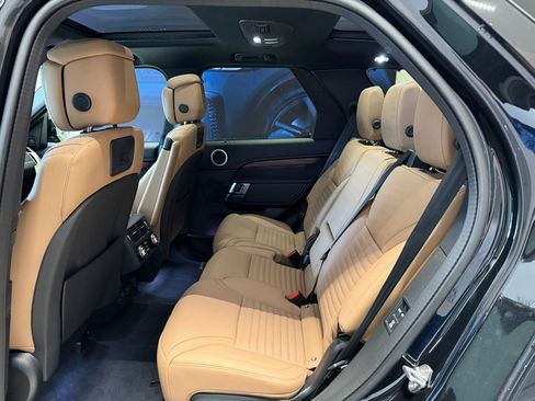 New 2025 Land Rover Discovery Dynamic SE image 12