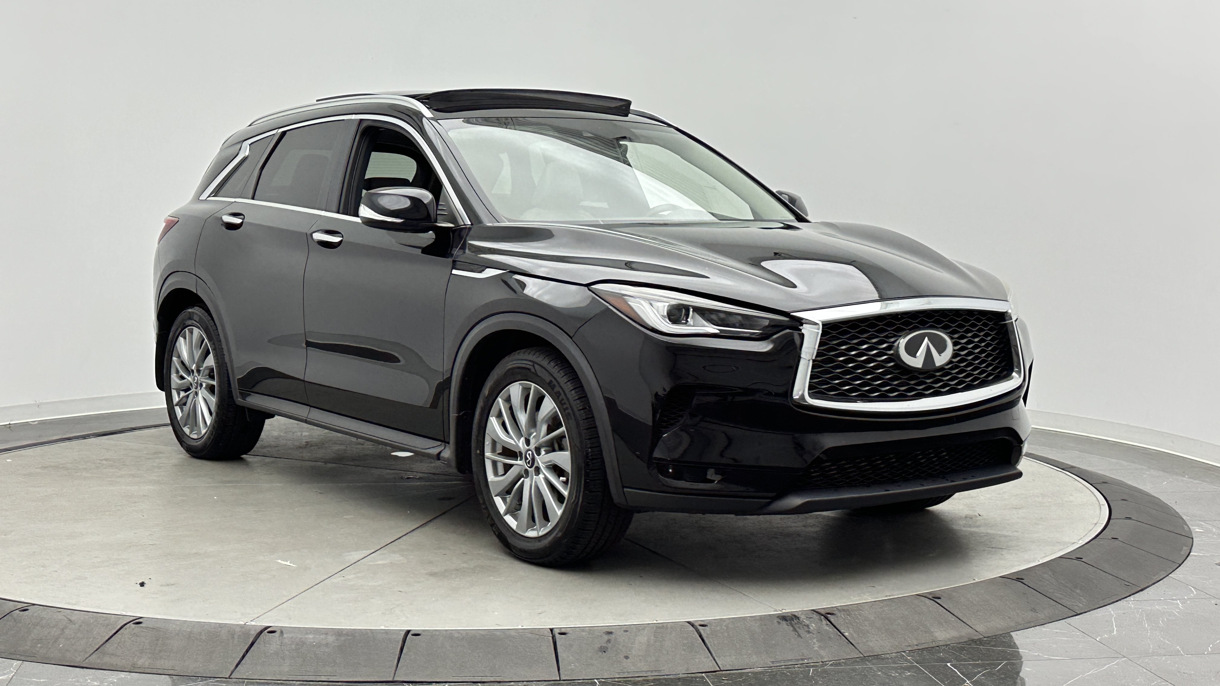 Used 2023 INFINITI QX50 Luxe FWD image 3