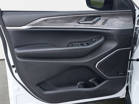 Certified 2023 Jeep Grand Cherokee Limited w/ Trailer Tow Prep Group (B) image 29