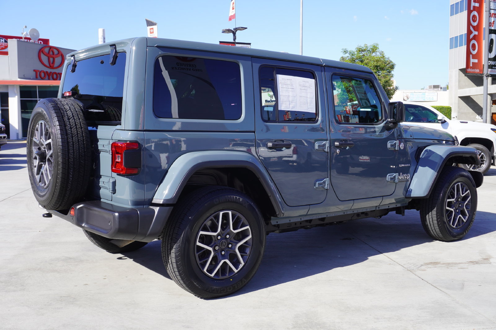 Used 2024 Jeep Wrangler Unlimited Sahara w/ Technology Group AWD/4WD image 7