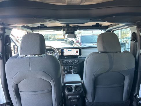 Used 2025 Jeep Wrangler Sahara image 33