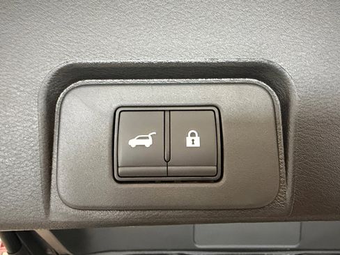 Used 2025 Nissan Rogue SV w/ SV Premium Package image 33