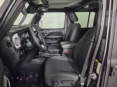 Used 2025 Jeep Wrangler Unlimited Sahara AWD/4WD image 9