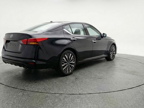 Used 2025 Nissan Altima 2.5 SV image 9