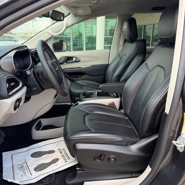 Used 2023 Chrysler Pacifica Touring-L AWD/4WD image 11