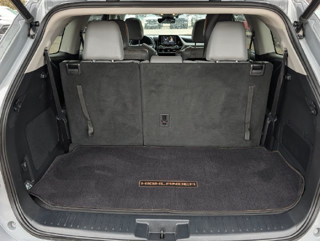 Used 2022 Toyota Highlander Bronze Edition FWD image 31