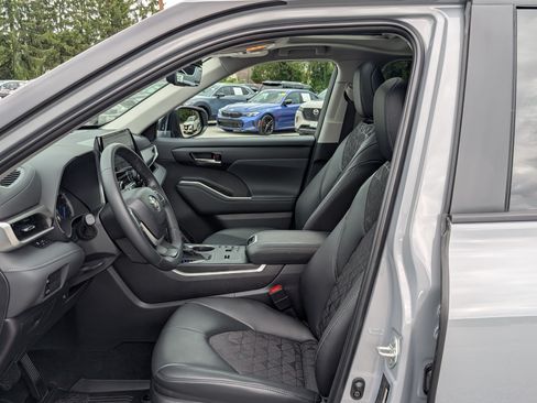 Used 2024 Toyota Highlander XLE AWD/4WD image 17