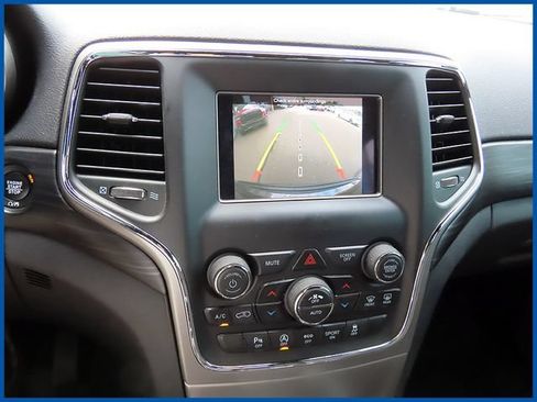 Certified 2021 Jeep Grand Cherokee Laredo w/ Security & Convenience Group AWD/4WD image 18